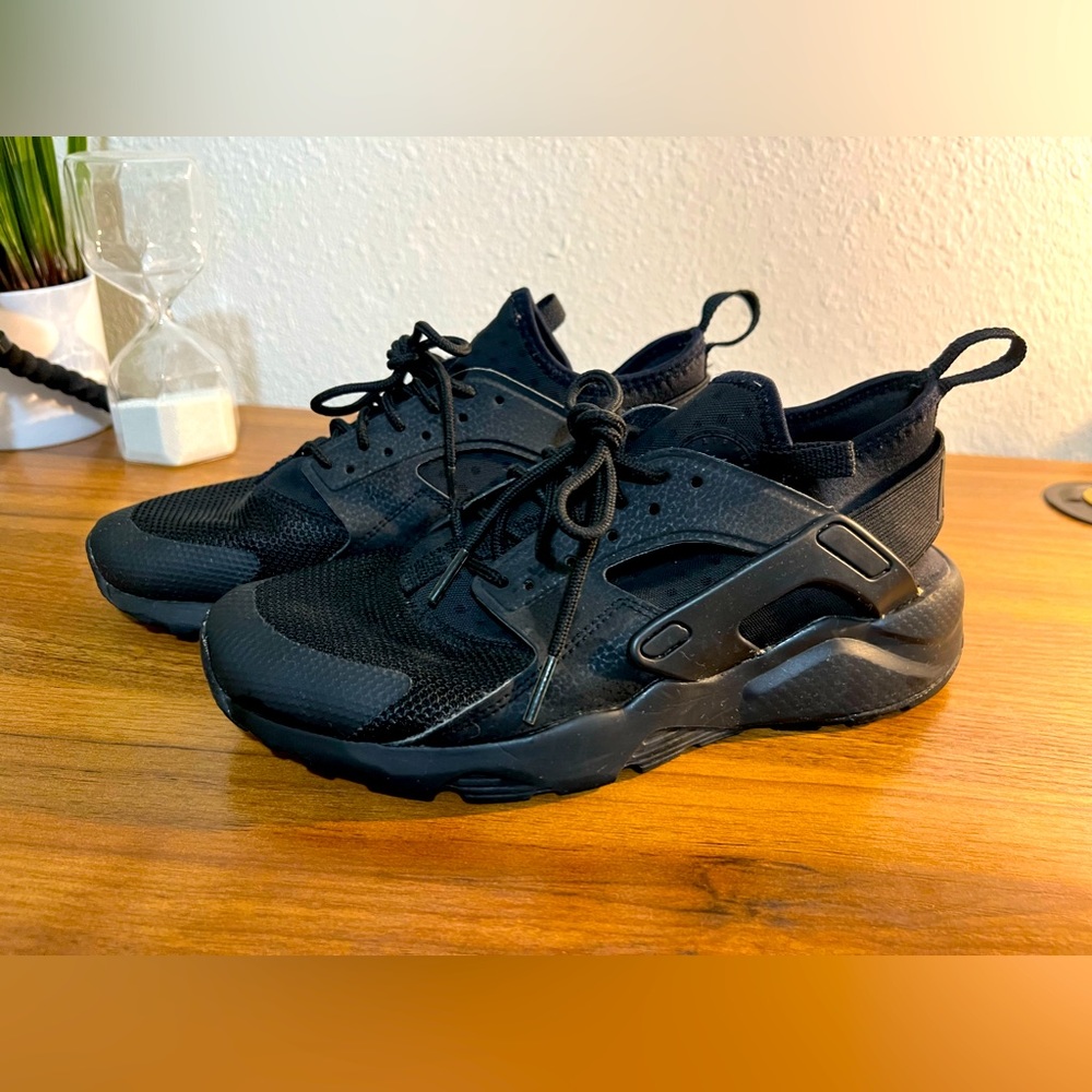 Black 6.5Y Nike Huarache